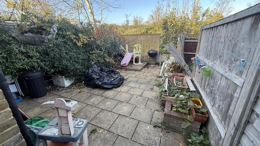 Lot: 147 - HOUSE IN NEED OF IMPROVEMENT WITH RENTAL POTENTIAL - External image of garden